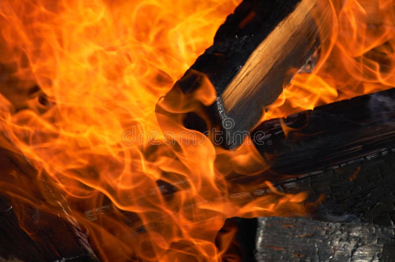 FlammeFeuer und Holz stockfoto. Bild von grill, jahreszeit 875080