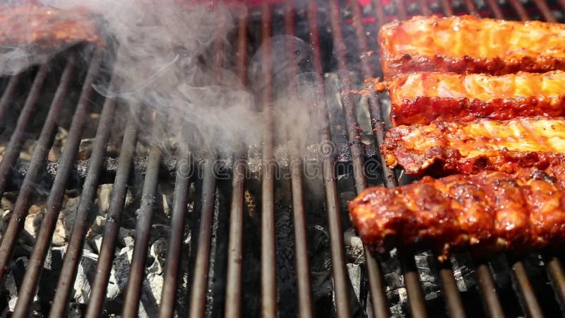 Flammen gegrilltes Fleisch