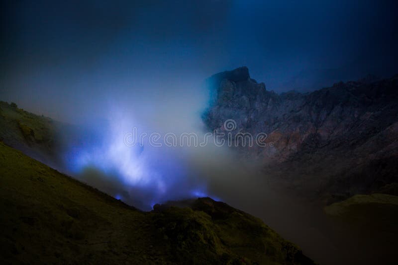 Flammes bleues de soufre, volcan de Kawah Ijen images libres de droits Flammes bleues de soufre, volcan de Kawah Ijen images libres de droits
