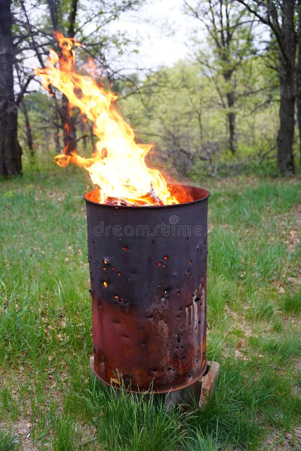 baril brûlant en métal. feu de joie dans un tonneau. isolé