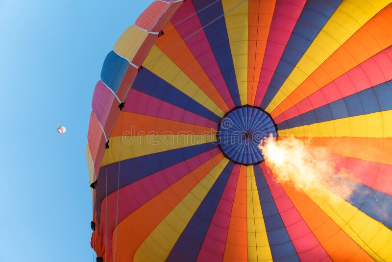 Flammor som stiger i en ballong för varm luft royaltyfria bilder Flammor som stiger i en ballong för varm luft royaltyfria bilder