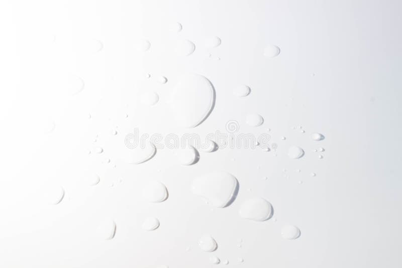 Flaque de l'eau sur le fond blanc image libre de droits Flaque de l'eau sur le fond blanc image libre de droits