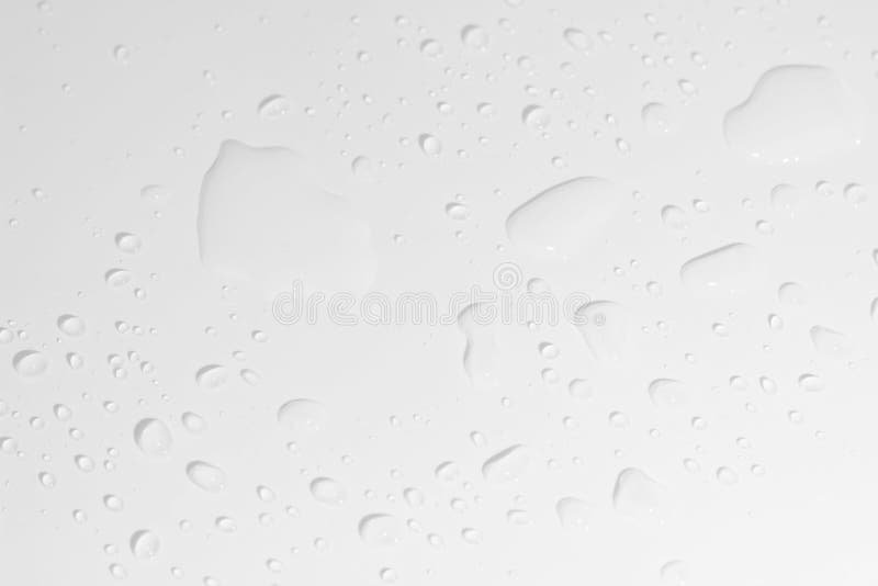 Flaque de l'eau sur le fond blanc image libre de droits Flaque de l'eau sur le fond blanc image libre de droits