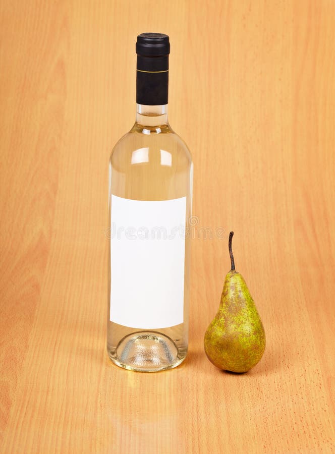 Flasche Birnenwein auf hölzernem Hintergrund stockfotografie