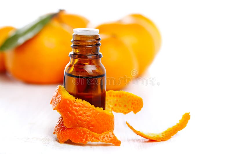 Flasche des aromatischen Wesentlichen und der Orange