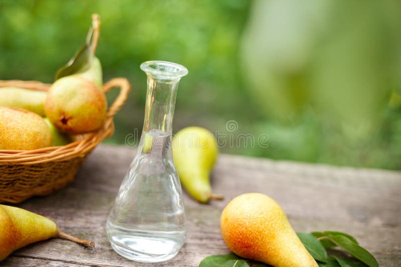 Flasche des Obstbranntweins und der Birne lizenzfreies stockfoto