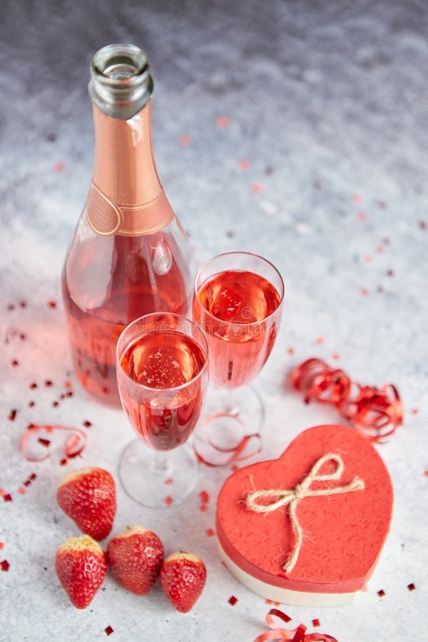 Rosa Champagner Mit Frischen Reifen Erdbeeren Stockfoto - Bild von ...