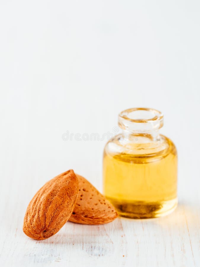 Flasche Mandelöl und Mandeln lokalisiert auf weißem Hintergrund stockfotos Flasche Mandelöl und Mandeln lokalisiert auf weißem Hintergrund stockfotos
