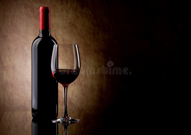 Flasche mit Rotwein und Glas und Trauben