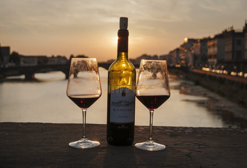 Flasche Toskana-Wein auf dem Sonnenuntergang in Florenz