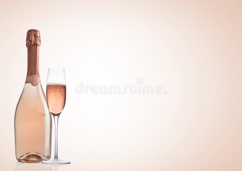 Flasche und Glas Rosarosenchampagner auf Rosa lizenzfreies stockfoto