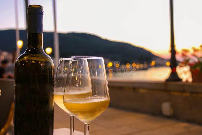 Flasche Weißwein und zwei Gläser auf der Restauranttabelle lizenzfreie stockfotos Flasche Weißwein und zwei Gläser auf der Restauranttabelle lizenzfreie stockfotos