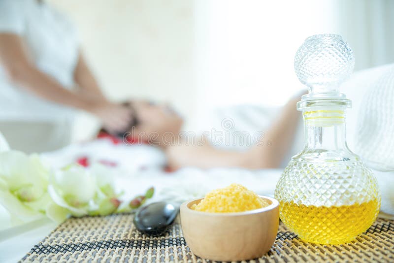Flasche Öl und Spa Salz Mit dem Hintergrund als Schöne Frau nehmen ein Spa Gesichtsbehandlungen Schöne weibliche Gesichtsmassage lizenzfreie stockfotos Flasche Öl und Spa Salz Mit dem Hintergrund als Schöne Frau nehmen ein Spa Gesichtsbehandlungen Schöne weibliche Gesichtsmassage lizenzfreie stockfotos