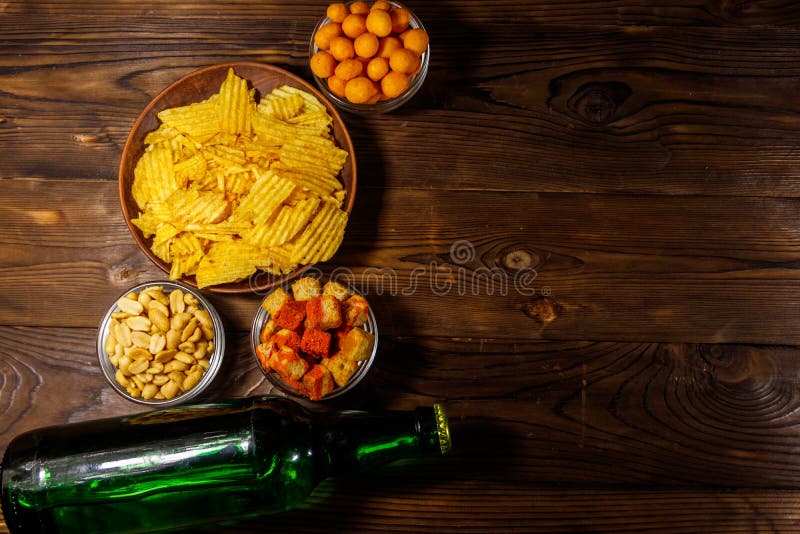 Flaschen Bier und verschiedene Snäcke für Bier auf Holztisch stockfoto Flaschen Bier und verschiedene Snäcke für Bier auf Holztisch stockfoto