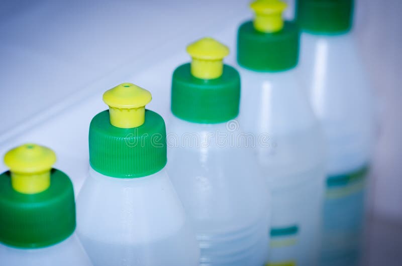 Flaschen für Kleber/Reihe von den Flaschen für Kleber lizenzfreies stockbild Flaschen für Kleber/Reihe von den Flaschen für Kleber lizenzfreies stockbild