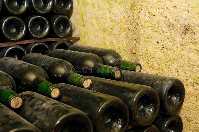 Alte Flaschen Im Weinkeller Stockfoto - Bild von alte, weinkeller: 10358026