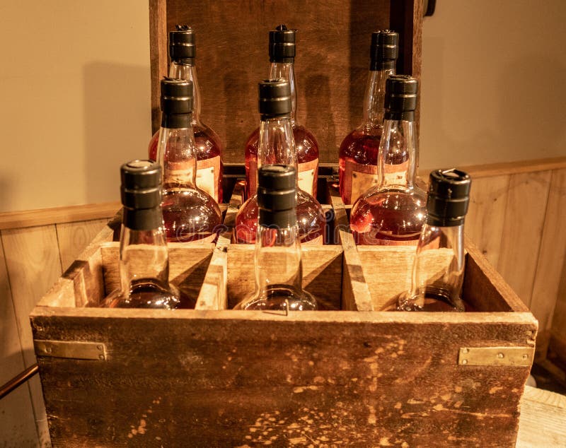 Flaschen von Bourbon lizenzfreie stockbilder Flaschen von Bourbon lizenzfreie stockbilder