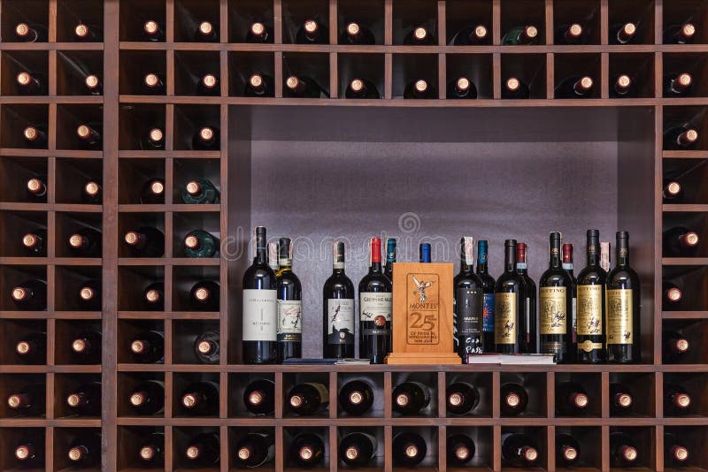 Flaschen Wein auf den Regalen lizenzfreie stockfotos Flaschen Wein auf den Regalen lizenzfreie stockfotos