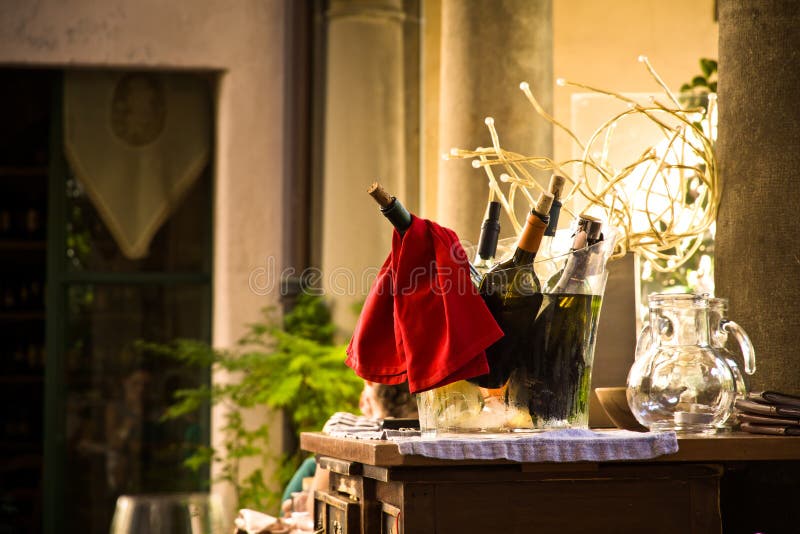 Flaschen Wein im Eimer stockfotografie Flaschen Wein im Eimer stockfotografie
