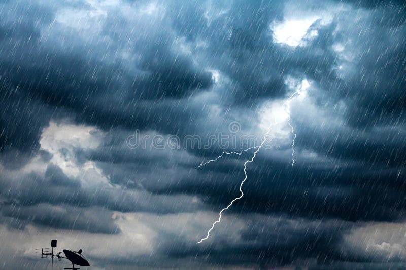 Flash di temporale e del fulmine con la pioggia del fondo Il maltempo e problema nuvoloso con il segnale aereo o satellite