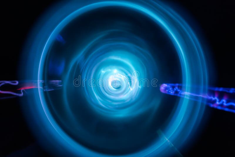 Flashuri laser cu plasmă rotundă și mișcări rapide ale furtunii de rotație ca fundal abstract al tunelului electric neon royalty free stock photo