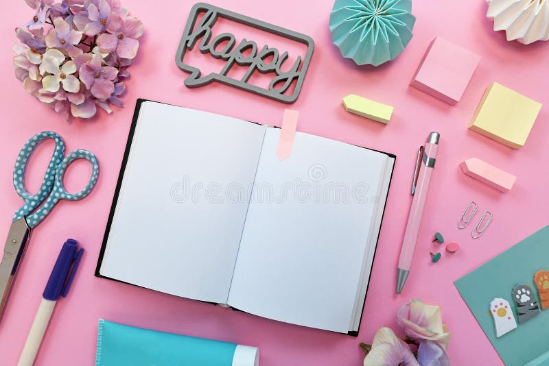 Flat-lag mit verschiedenen bunten Büromaterialien wie Bleistifte, Scheren, Notizblöcke, Stifte und offene leere Notizbücher stockbild Flat-lag mit verschiedenen bunten Büromaterialien wie Bleistifte, Scheren, Notizblöcke, Stifte und offene leere Notizbücher stockbild