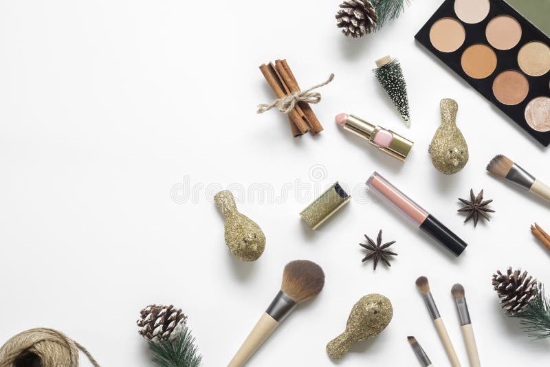 Flat lay Christmas and Happy new year Beauty desk with cosmetics, accessories, Christmas ornament decorations and pine cones on stock photography Flat lay Christmas and Happy new year Beauty desk with cosmetics, accessories, Christmas ornament decorations and pine cones on stock photography