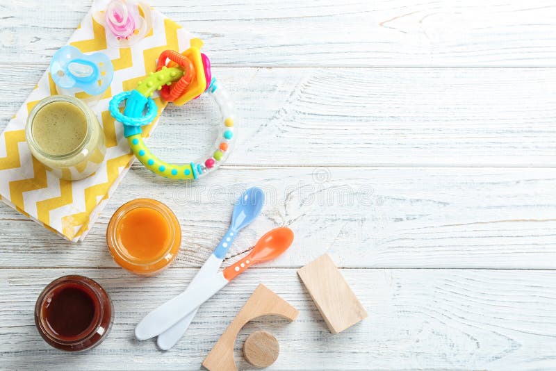 Un appartamento impostato composizione un bambino pasto un accessori sul di legno.