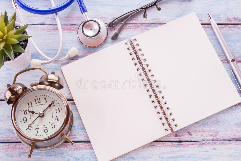 Flat lay photo with blank notebook, pen and alarm clock with flo royalty free stock photography Flat lay photo with blank notebook, pen and alarm clock with flo royalty free stock photography
