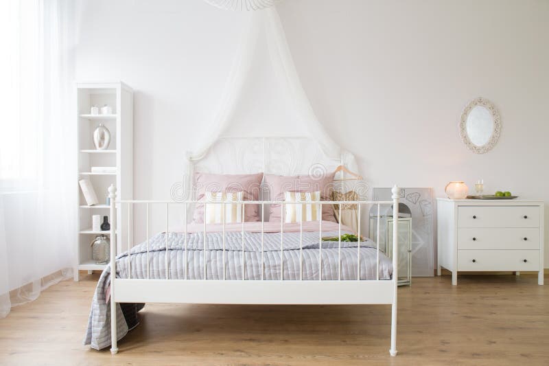 Flat met tweepersoonsbed stock fotografie Flat met tweepersoonsbed stock fotografie
