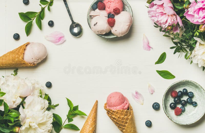 Flatlay av glassskopor och pioner över vit bakgrund arkivbilder Flatlay av glassskopor och pioner över vit bakgrund arkivbilder