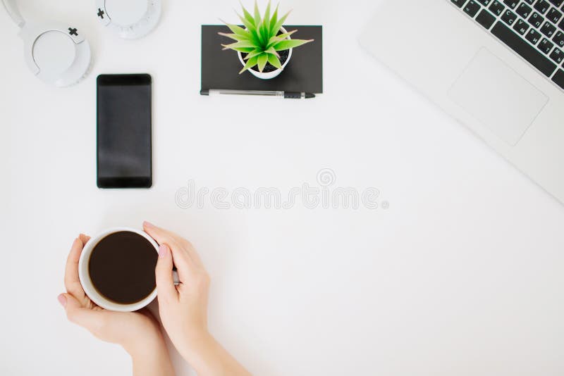 Flatlay con el escritorio de la oficina de las mujeres y la taza de café fotografía de archivo Flatlay con el escritorio de la oficina de las mujeres y la taza de café fotografía de archivo