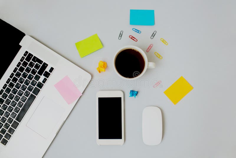 Flatlay d'espace de travail avec l'ordinateur portable, le café, le téléphone portable et les autocollants photos stock Flatlay d'espace de travail avec l'ordinateur portable, le café, le téléphone portable et les autocollants photos stock