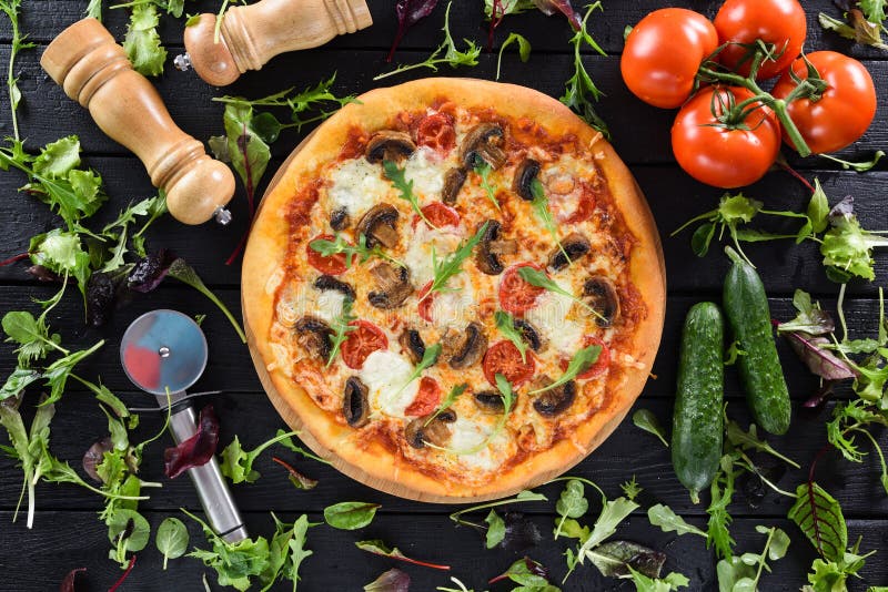 Flatlay della pizza di verdure sana del fungo è servito con la VE fresca fotografia stock Flatlay della pizza di verdure sana del fungo è servito con la VE fresca fotografia stock