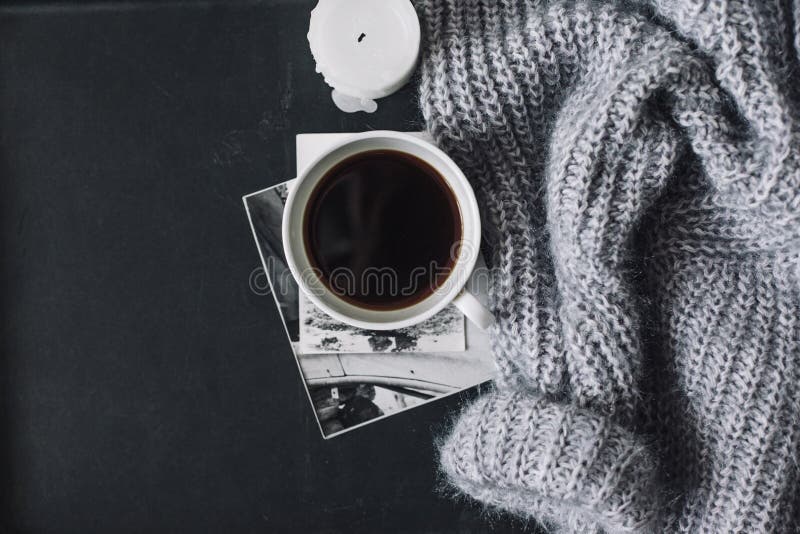 Flatlay der Winterstrickjacke und -kaffees lizenzfreies stockbild Flatlay der Winterstrickjacke und -kaffees lizenzfreies stockbild