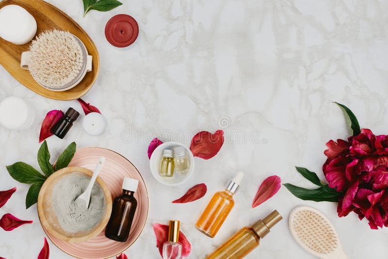 Flatlay di varia bellezza, bagno e prodotti siero della STAZIONE TERMALE, argilla, oli essenziali, spazzola del corpo, ecc crema fotografia stock libera da diritti Flatlay di varia bellezza, bagno e prodotti siero della STAZIONE TERMALE, argilla, oli essenziali, spazzola del corpo, ecc crema fotografia stock libera da diritti