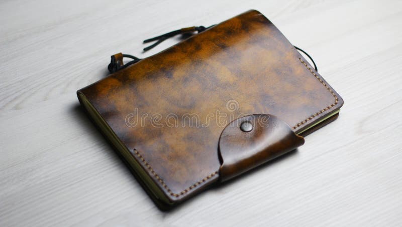 Flatlay du beau carnet en cuir sur le fond clair photographie stock Flatlay du beau carnet en cuir sur le fond clair photographie stock