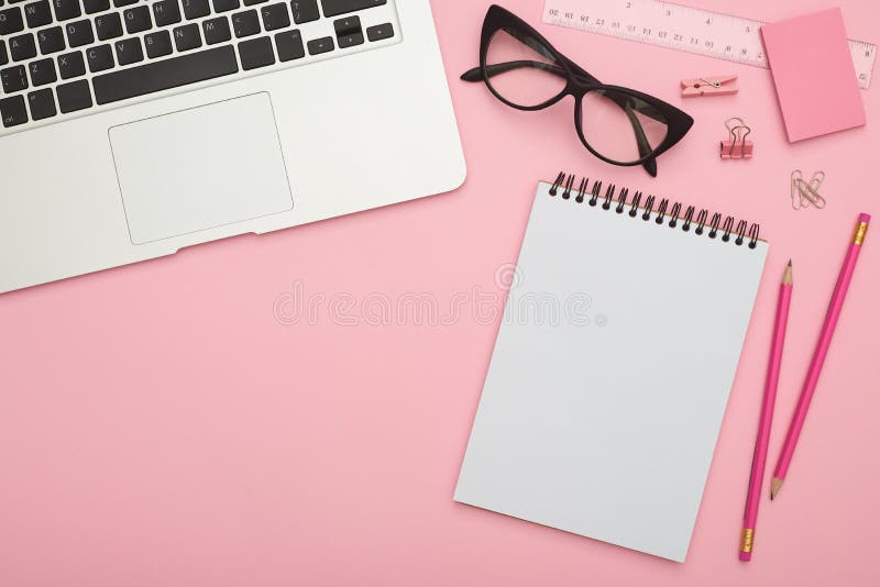 Flatlay hermoso con el ordenador portátil, los vidrios y los efectos de escritorio en el de rosado fotos de archivo libres de regalías Flatlay hermoso con el ordenador portátil, los vidrios y los efectos de escritorio en el de rosado fotos de archivo libres de regalías