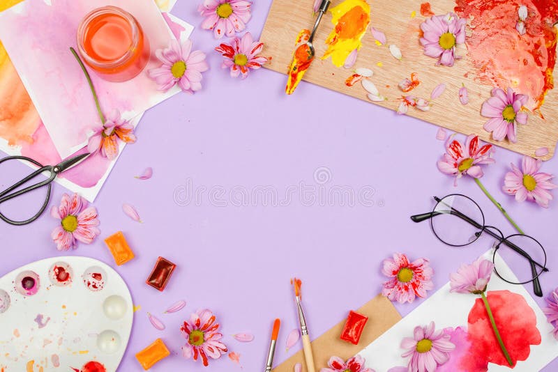 Flatlay obramia przygotowania z sztuką i stacjonarnymi dostawami fotografia stock Flatlay obramia przygotowania z sztuką i stacjonarnymi dostawami fotografia stock