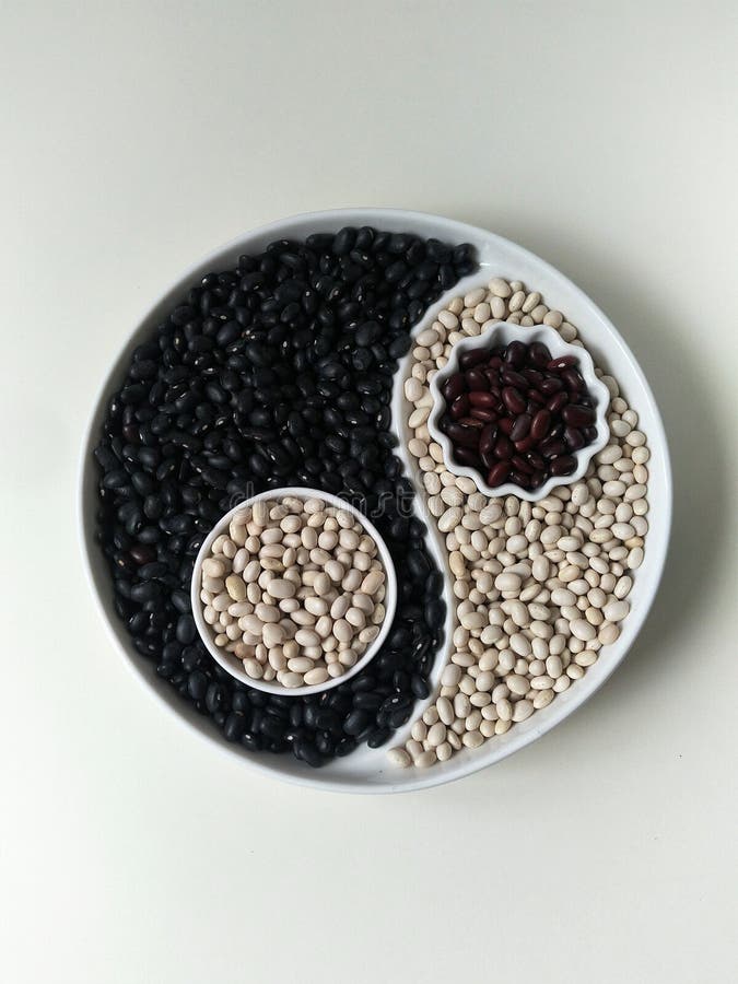 Flatlay, vista superiore, tre colori dei fagioli su un piatto di Yin Yang, fagiolo bianco, presenta il fagiolino verde nero, fagi fotografie stock libere da diritti Flatlay, vista superiore, tre colori dei fagioli su un piatto di Yin Yang, fagiolo bianco, presenta il fagiolino verde nero, fagi fotografie stock libere da diritti