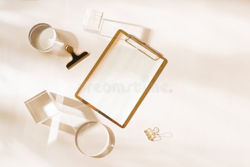 Flatlay σκηνή πλέγματος Knolling, λευκός αρμόδιος για το σχεδιασμό και χρυσά εξαρτήματα χαρτικών, σε ένα άσπρο υπόβαθρο γραφείων στοκ εικόνες Flatlay σκηνή πλέγματος Knolling, λευκός αρμόδιος για το σχεδιασμό και χρυσά εξαρτήματα χαρτικών, σε ένα άσπρο υπόβαθρο γραφείων στοκ εικόνες