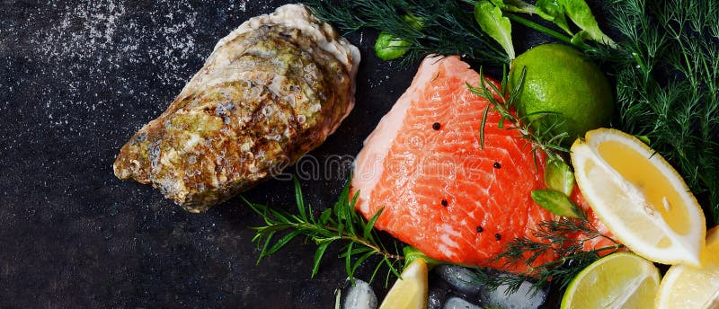 flatlay Σύνθεση των φρέσκων θαλασσινών σε ένα σκοτεινό υπόβαθρο Πέστροφα και στρείδια με τα χορτάρια και το λεμόνι στοκ εικόνες με δικαίωμα ελεύθερης χρήσης flatlay Σύνθεση των φρέσκων θαλασσινών σε ένα σκοτεινό υπόβαθρο Πέστροφα και στρείδια με τα χορτάρια και το λεμόνι στοκ εικόνες με δικαίωμα ελεύθερης χρήσης
