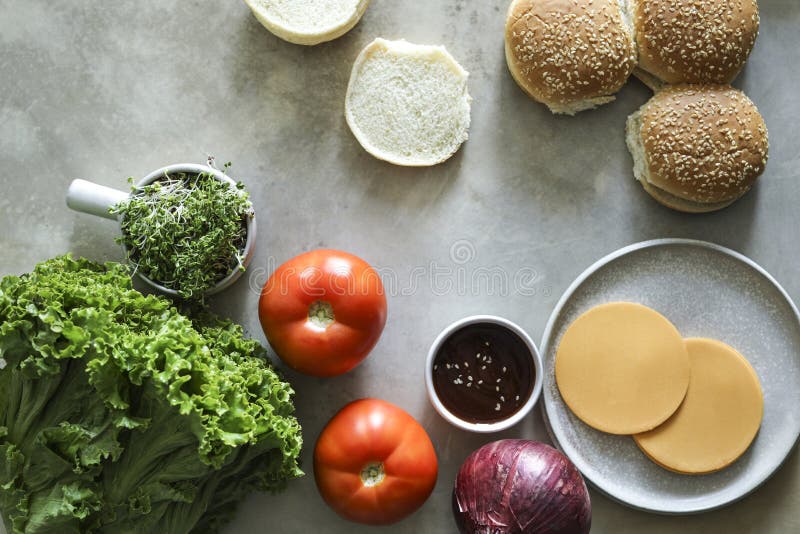 Flatlay των vegan cheeseburger συστατικών συνταγής στοκ φωτογραφίες Flatlay των vegan cheeseburger συστατικών συνταγής στοκ φωτογραφίες