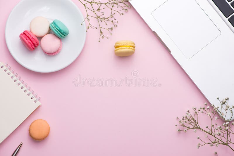Flatlay компьтер-книжки, macaron торта и чашки чаю на розовой таблице E стоковые фотографии rf Flatlay компьтер-книжки, macaron торта и чашки чаю на розовой таблице E стоковые фотографии rf