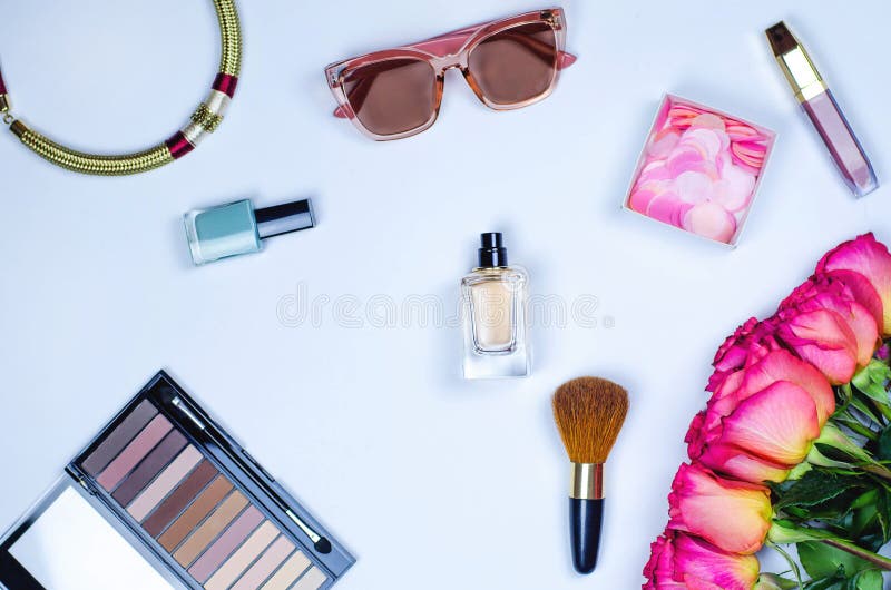 Flatley de los cosméticos, de la joyería, de los vidrios y de las flores femeninos fotografía de archivo Flatley de los cosméticos, de la joyería, de los vidrios y de las flores femeninos fotografía de archivo