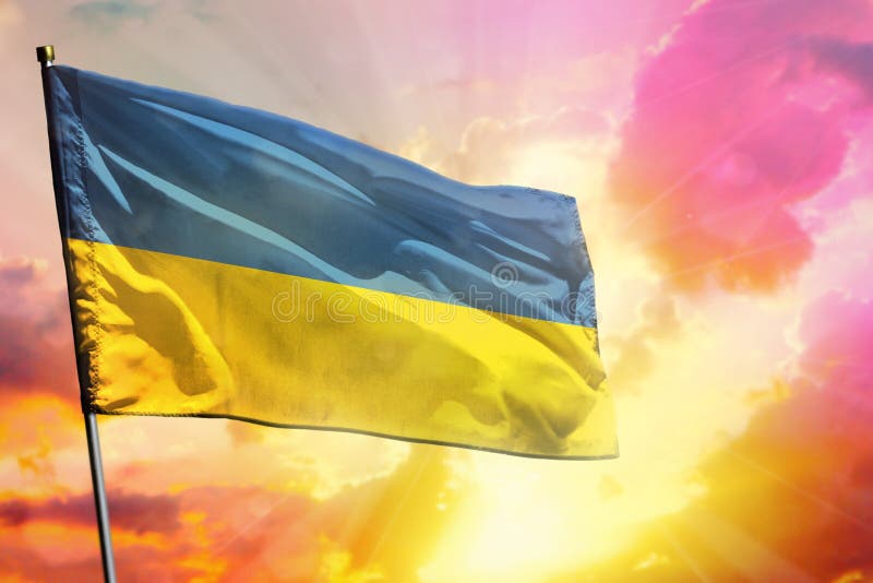 Flatternde Ukraine-Flagge auf schönem buntem Sonnenuntergang- oder Sonnenaufganghintergrund Unterschiedliche Kugel 3d vektor abbildung Flatternde Ukraine-Flagge auf schönem buntem Sonnenuntergang- oder Sonnenaufganghintergrund Unterschiedliche Kugel 3d vektor abbildung