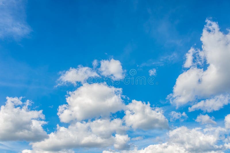 Flaumige weiße Wolken in einem sonnigen blauen Himmel