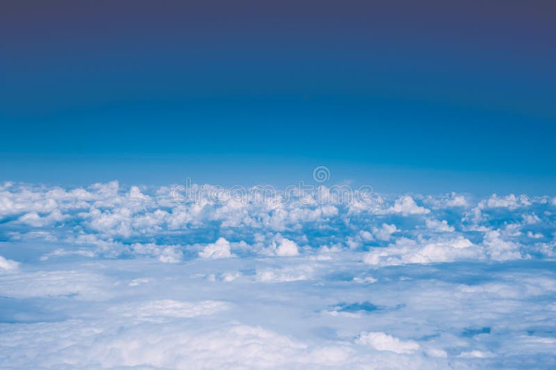 Flaumige weiße Wolken und blauer Himmel mit Kopienraum, Flugzeugansicht