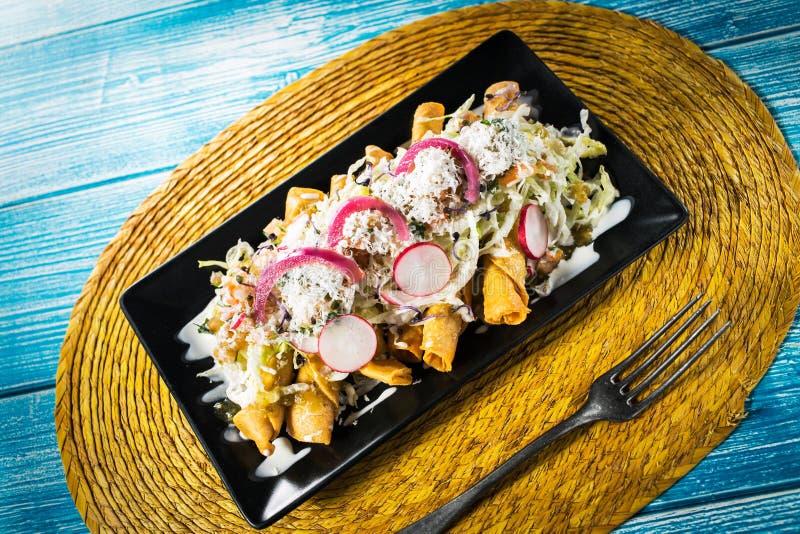 Flautas mexicanos foto de archivo. Imagen de típico, taco 11058874