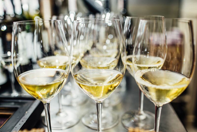 Flautas de champanhe frias completas foto de stock royalty free